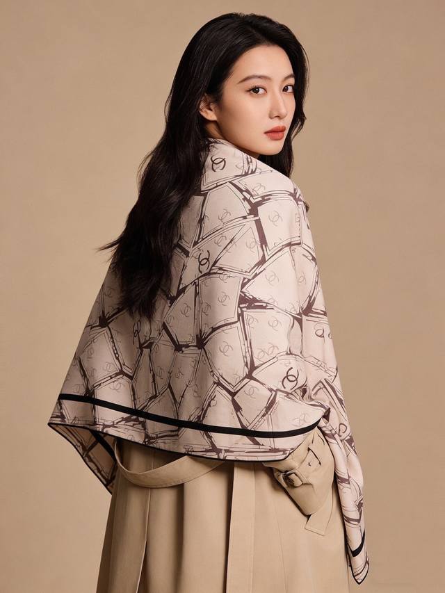 高级成衣系列～Chanel 140双面同色丝绒披肩 此系列谱写一曲自由轻灵的赞歌本系列作品创新演绎品牌的风格符号尽显无拘无束的自信魅力优雅浪漫的风格设计成份：3