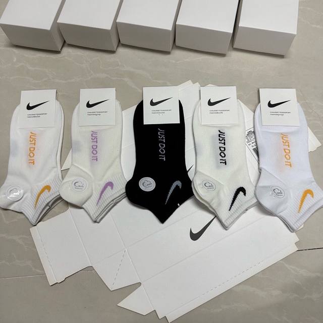 特p Nike 耐克耐克新品女款船袜，永远的经典永远的精梳棉材质，透气吸汗柔软舒适，上脚非常nice 一盒五双