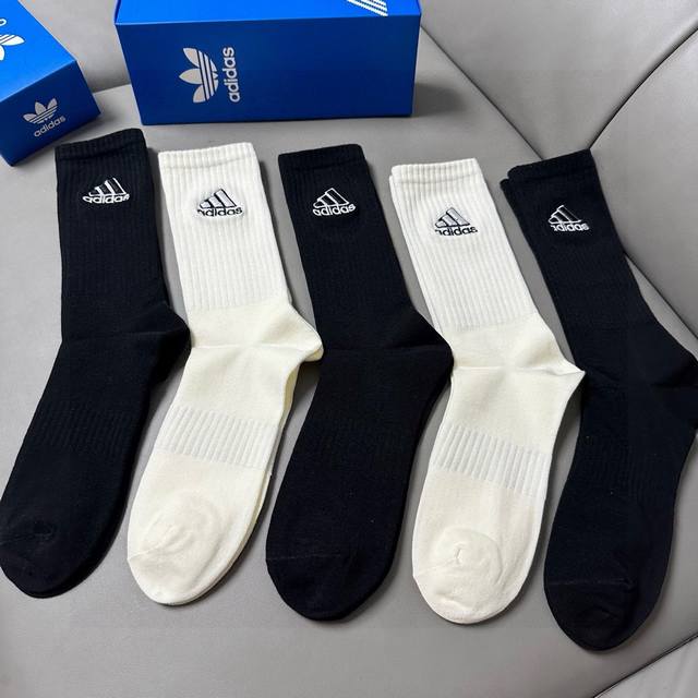 特 Adidas 阿迪达斯新品女款长筒袜子，火爆全网的三叶草万针刺绣logo超级nice设计惊艳绝伦超级好看ins今年超火爆元素单品纯棉材质，非常柔软舒适 一盒