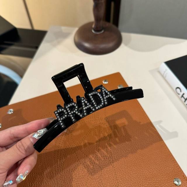 pprada普拉达新款发夹