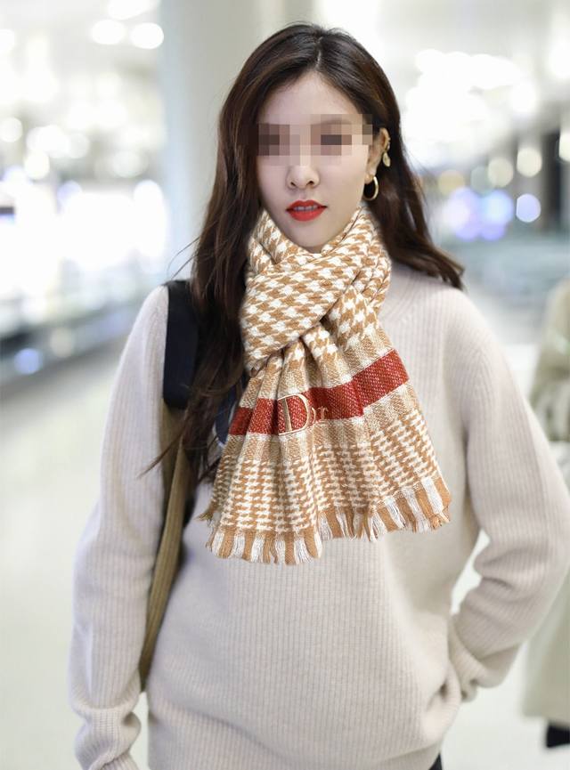上新 太美了2026 迪家采用内蒙古羊绒，最新款男女通用情侣款重磅推荐 经典的格子，永不过时非常保暖柔软亲肤，不扎脖经典格纹设计太美了赶紧下手吧中性款男女各自选