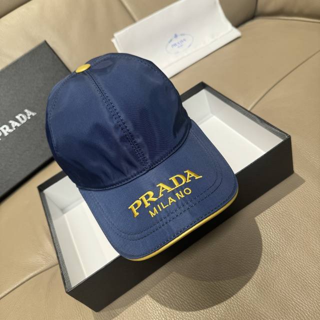 配盒子布袋，prada 普拉达 新款原单棒球帽， 金丝刺绣，1:1开模订制，原厂金丝线精细刺绣，原版牛津布料+头层牛皮，做工完美，质量超赞！纯棉内里，基础头围5