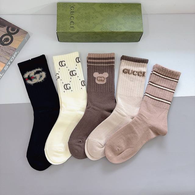 配包装 一盒5双 Gucci 古奇经典长筒袜子、高版本兔绒材质 ,经典双g图案logo,大牌出街,潮人必备,超好搭! 配包装 一盒5双 Gucci 古奇经典长筒袜子、高版本兔绒材质 ,经典双g图案logo,大牌出街,潮人必备,超好搭!