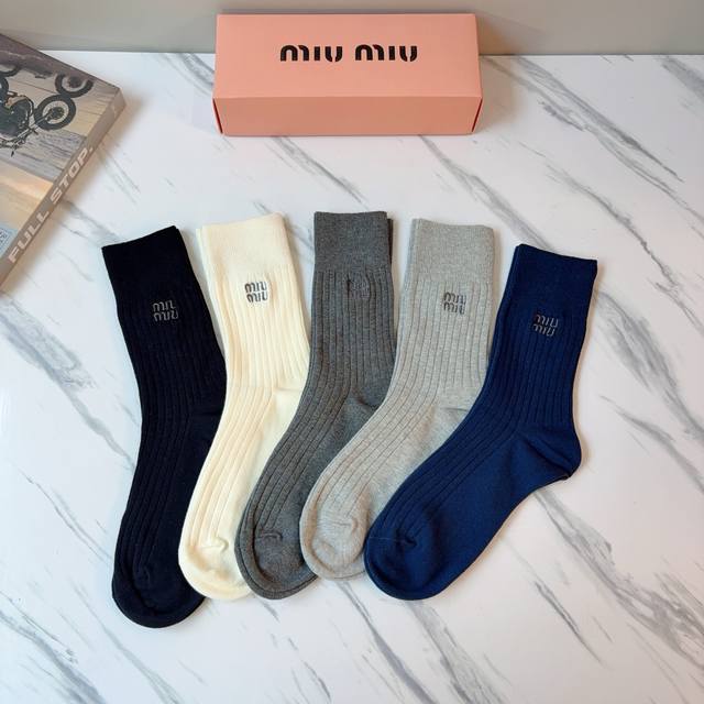 配包装 一盒5双 Miumiu 缪缪 新款羊绒刺绣中长款堆堆袜袜子!专柜同步长筒款袜子,大牌出街,潮人必备超好搭 配包装 一盒5双 Miumiu 缪缪 新款羊绒刺绣中长款堆堆袜袜子!专柜同步长筒款袜子,大牌出街,潮人必备超好搭