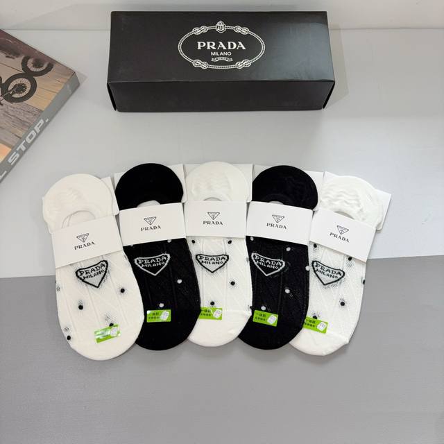 配包装p 一盒5双 prada 普拉达 新款船袜 竹棉面料,经典三角标logo 个性时尚百搭款,你值得拥有哦 配包装p 一盒5双 prada 普拉达 新款船袜 竹棉面料,经典三角标logo 个性时尚百搭款,你值得拥有哦