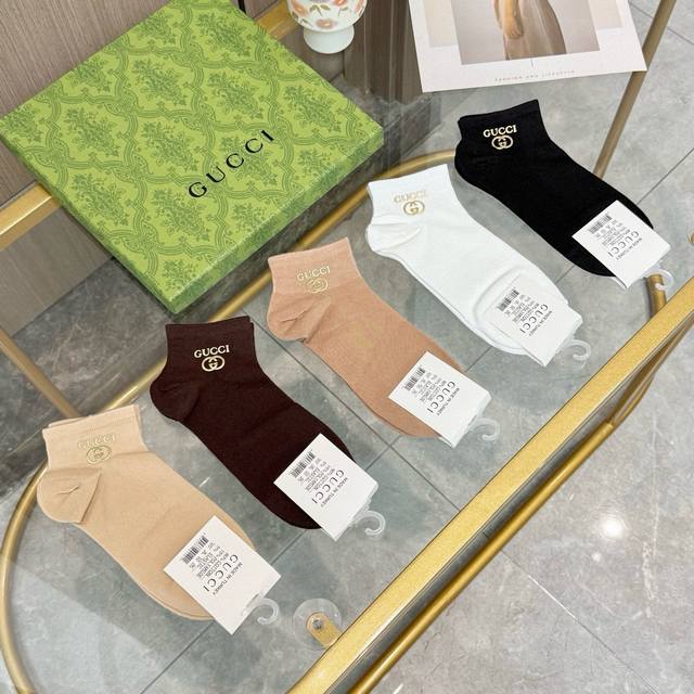 配包装 一盒五双 Gucci 古奇gucci家新品烫金短筒男女款袜子专柜同步长袜，超级经典的g家标志百看不厌纯棉材质，双针双路织造，上脚透气柔软舒适，全品相订单