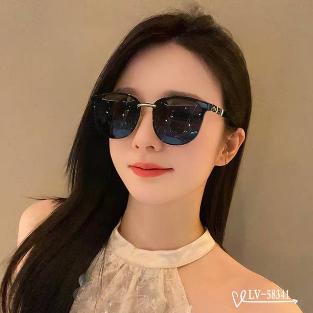 路易威登-Lv . 宝丽来树脂镜片 . Tr镜架轻便佩戴舒适 . Size：65-13-145 . 新款太阳镜减轻强光负担，明星同款，遮挡有害光线防辐射，出行旅