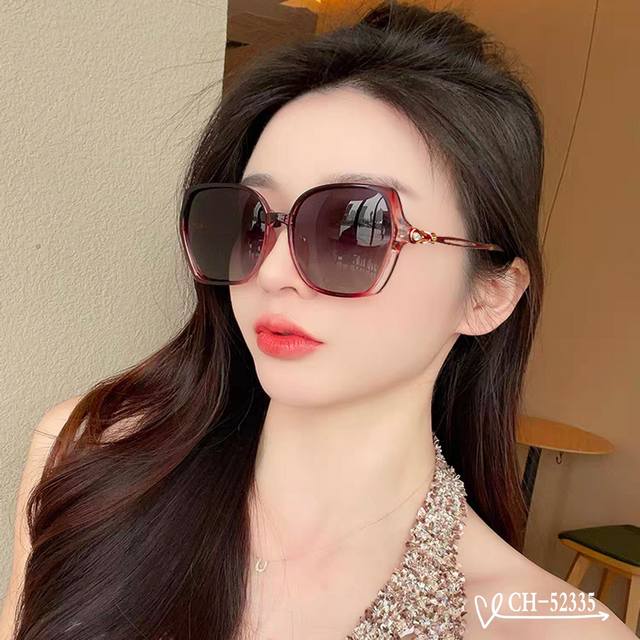 法国香奈儿-Chanel . 宝丽来树脂高清镜片 . Tr镜架-轻便佩戴舒适 . Size：63-17-140 . 新款小香太阳镜减轻强光负担，遮挡有害光线防辐