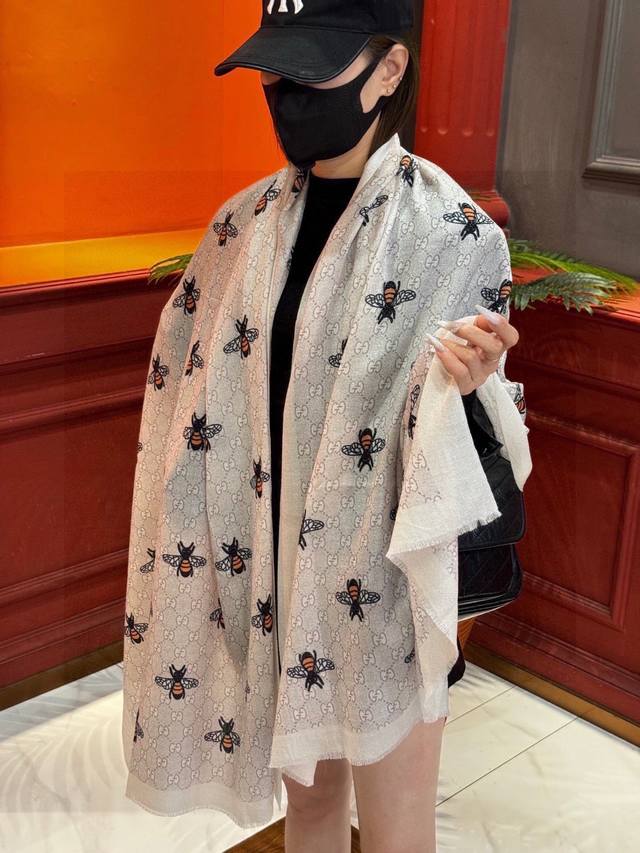 会发光发亮的围巾 新款买了都说好看推荐顶级工艺超值爱马仕专柜爆款立体呈现图案纹路实物档次极高特殊工艺高端研发惊艳问世特殊尖端工艺处理受到白富美的喜欢 无论是品质