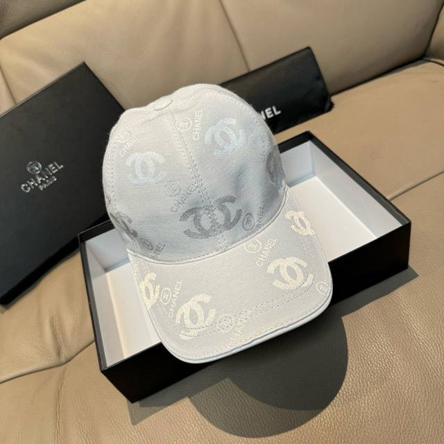 配包装布袋，Chanel 香奈儿 经典原单棒球帽， 经典双c,专柜1:1开模订制，原版帆布料+头层牛皮，轻盈透气！质量超赞，基础头围56，贴片可调节。