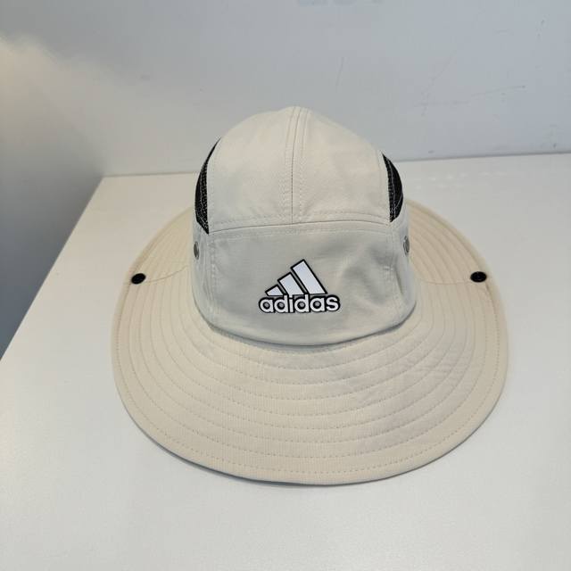 阿迪达斯，新款渔夫帽，质感超好，外部线条定位标准，做工精细，简约大气低价走量！