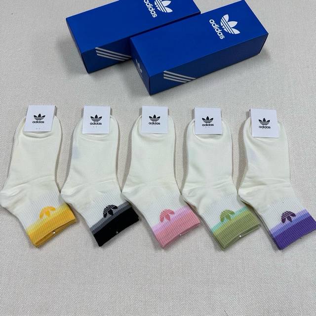 特p Adidas 阿迪达斯新品女款中筒袜，火爆全网的三叶草logo超级nice设计惊艳绝伦超级好看ins今年超火爆元素单品纯棉材质，非常柔软舒适 一盒五双
