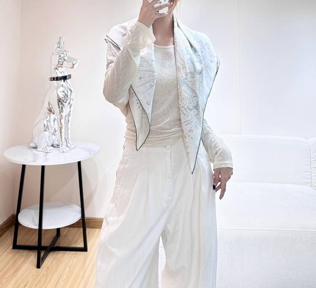 正在接通中”90方巾 18Mm顶级真丝双面同色印花 手工卷边斜纹真丝方巾 100%桑蚕丝 。这款爱马仕的经典单品展现强大而迷人的女性魅力精髓。此90方巾推陈出新
