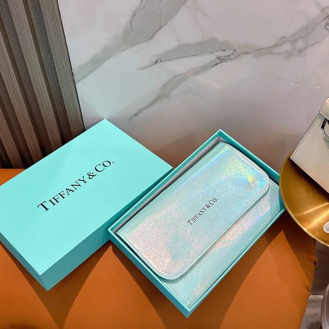 Tiffany蒂芙尼 化妆刷羊毛散粉刷修容刷腮红刷粉底刷全套礼盒装 大牌化妆刷手感非常好，高端大气，非常非常推荐