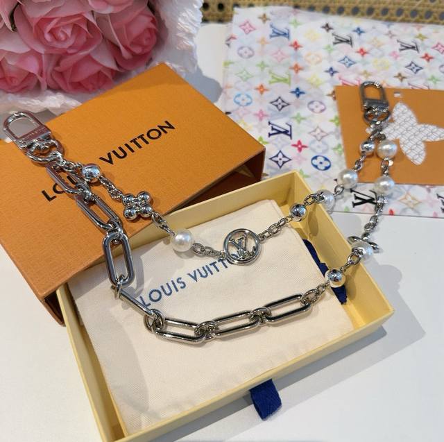 The Figaro LV keychain bag chain features a double-chain design crafted from lus The Figaro LV keychain bag chain features a double-chain design crafted from lus