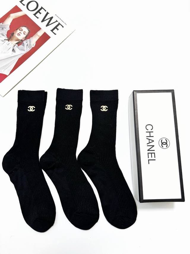 配包装 一盒3 双 Chanel 香奈儿 经典字母logo 超薄透气中筒袜 ，Ins超火爆空调袜，潮人必备 ，经典配色 个性时尚百搭款，你值得拥有哦