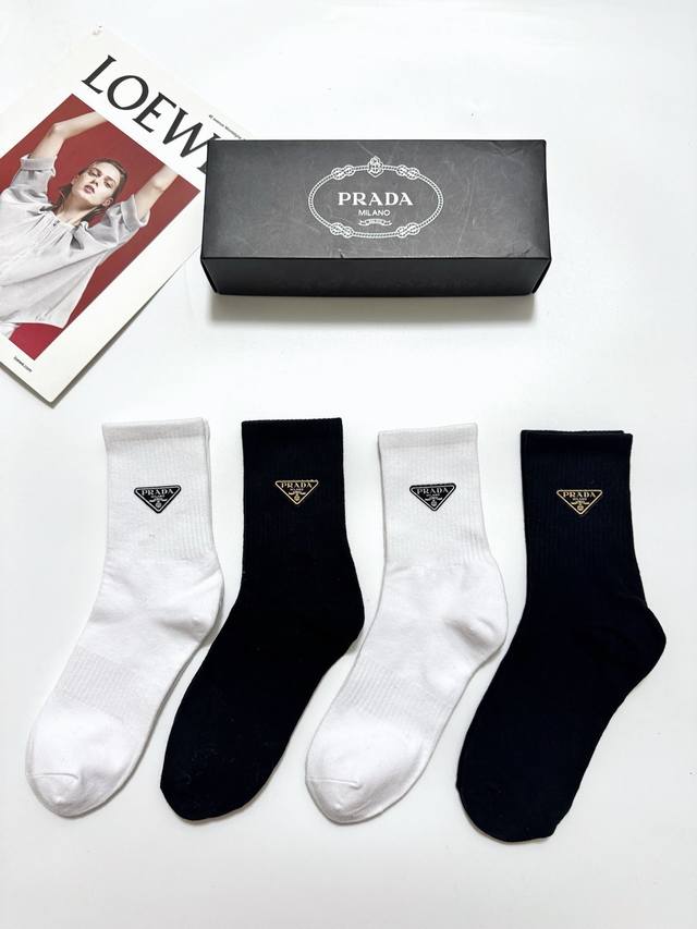 配包装 一盒4 双 prada 普拉达 经典字母logo纯棉中筒袜 Ins爆款！专柜在售ing 好看到爆炸 ！超高品质！经典不过时！潮人必不能少的专柜代购品质
