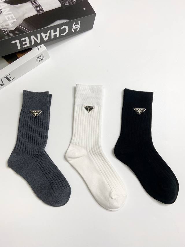配包装 一盒3 双 prada 普拉达 经典字母logo纯棉中筒袜 重工装饰个性时尚ins爆款！专柜在售ing 好看到爆炸 ！超高品质！经典不过时！潮人必不能少
