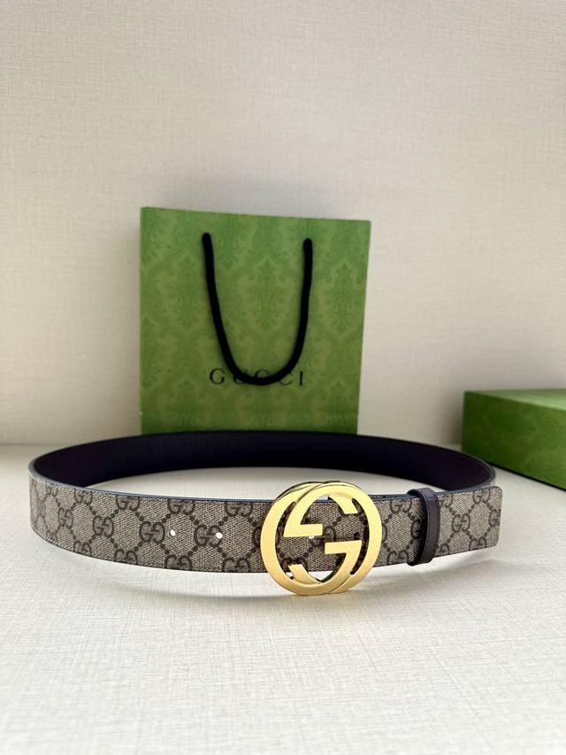 宽度3.8Cm Gucci 这款双面腰带巧妙融合gg Supreme帆布与头层品牌纹理材质，演绎历久弥新的实用设计理念。富有辨识度的双g配件再现典藏搭配，诠释当