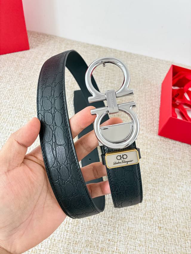 品名：菲拉格慕.Ferrgamo腰带 皮带 原单 型号：挂扣，纯铜材质经典挂扣，实物拍摄，头层牛皮材料：百分百头层牛皮，保证真皮。纯铜材质，真空电镀永不掉色，双