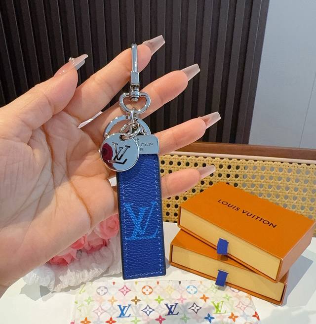 This LV keychain car keychain pendant draws inspiration from keychains found in