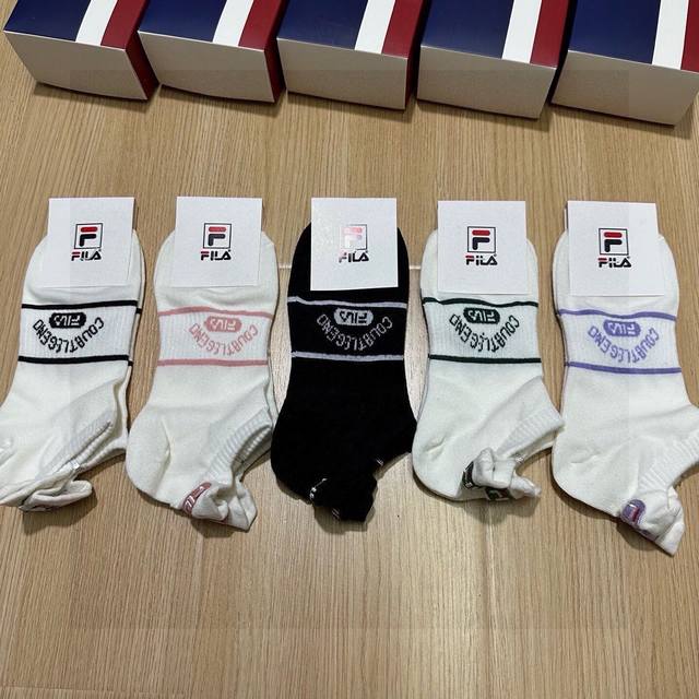 特p Fila 菲乐 新品女款袜子 一盒五双 提花经典标志，超柔软舒适，超火爆小单品，大牌出街，潮人必备超好搭