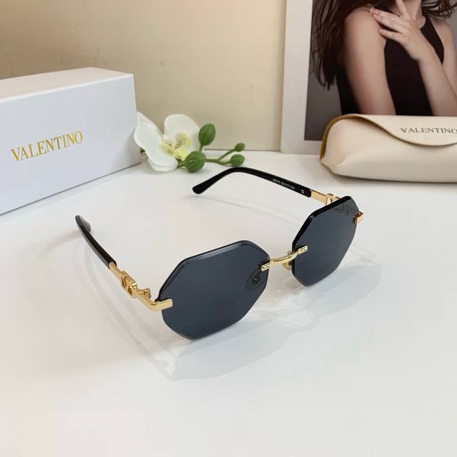 Valentlno 华伦天奴 新款太阳镜 时尚法男女款防紫外线墨镜 多色可选！