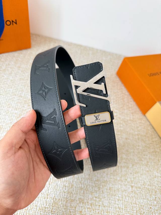 Product Name: Louis Vuitton Belt Leather Bag Original Model: Hook buckle, classi Product Name: Louis Vuitton Belt Leather Bag Original Model: Hook buckle, classi