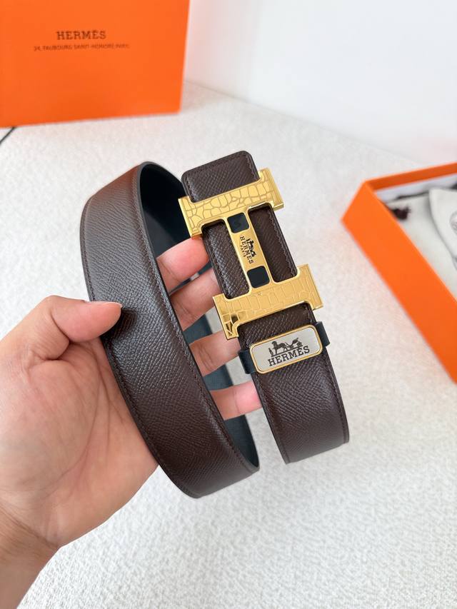 品名： 爱玛仕.Hermes腰带 皮带 原单 型号：挂扣，经典纯钢材质扣头，双面头层牛皮，图片实物拍摄材料：双面头层牛皮，挂扣系列，纯钢材质扣头，镀钯电镀工艺五