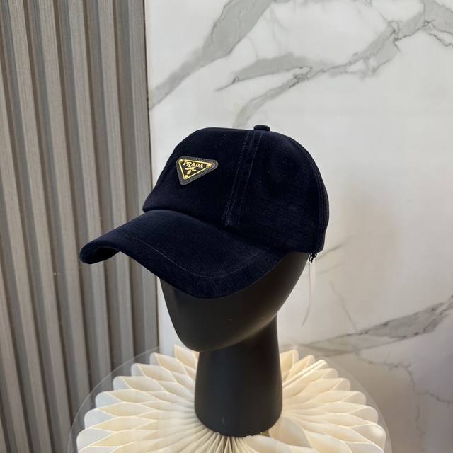Hot new Prada baseball cap, gold label mink fleece, high-end style. European and