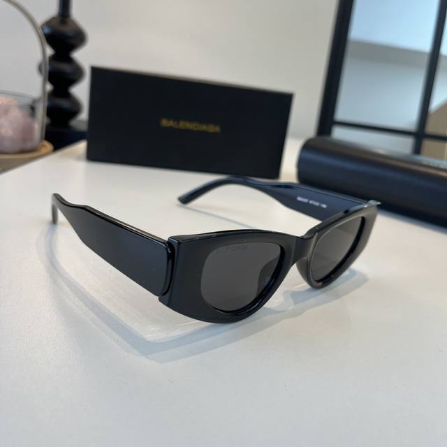 pBalenciaga: These Balenciaga sunglasses are the only thing separating you from