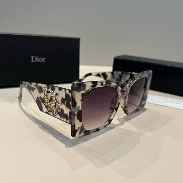 pDior is both sweet and cool! Perfect for a vacation! It looks playful and cute
