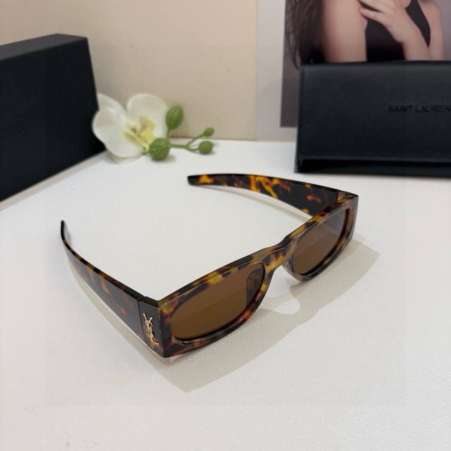 Ysl 圣罗兰 新款方框太阳镜金属标很有质感，遮脸效果很棒 众多明星网红同款墨镜！
