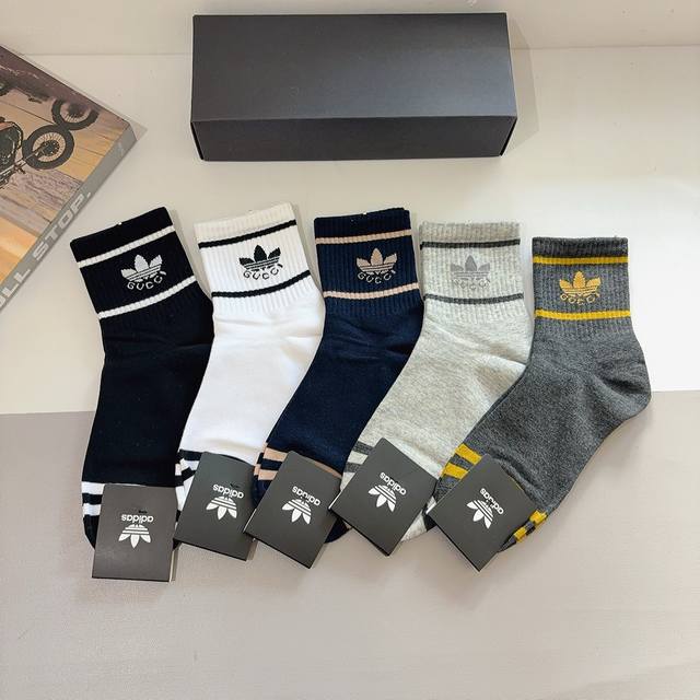 配包装 一盒5双 Adidas 阿迪达斯高端字母男女款中筒袜 纯棉面料 经典字母logo袜子，个性时尚百搭款，你值得拥有哦