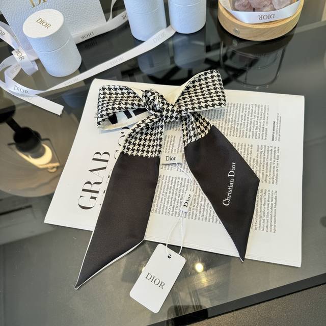 New arrival: the new black houndstooth scarf. The third-generation Montaigne Mit