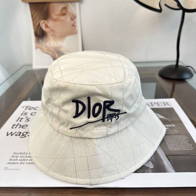迪奥dior 官网最新迪奥logo渔夫帽，防晒指数超高，特别显脸小，有型不软塌，可随意折叠，携带方便