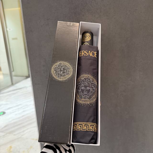 范思哲 Versace 三折防晒睛雨伞 夏季新款 全自动折叠晴雨伞 内里黑色涂层防晒有效阻隔紫外线99%，Upf 50 所以能起到伞下体感降温的效果！有效隔热