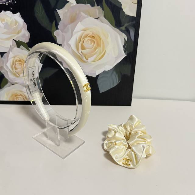 特 两件套 配专柜包装 Chanel 香奈儿 最新爆款来啦两件套发箍发圈优雅的girl值得入手 非常好搭配 气质有品位建议两个一齐佩戴 神奇的仙 特 两件套 配专柜包装 Chanel 香奈儿 最新爆款来啦两件套发箍发圈优雅的girl值得入手 非常好搭配 气质有品位建议两个一齐佩戴 神奇的仙
