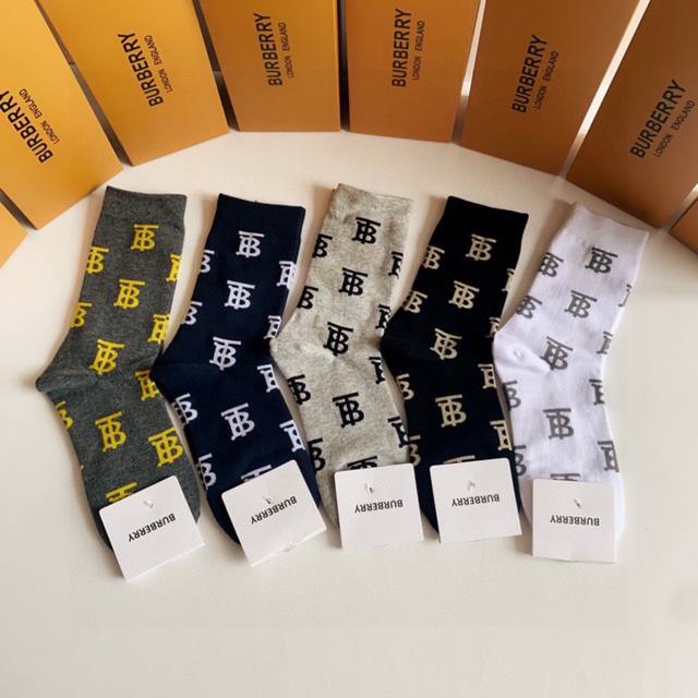 特 配包装burberry 巴宝莉 新款经典中长款堆堆袜袜子！一盒五双， 专柜同步筒袜袜子，大牌出街，潮人必备超好搭。