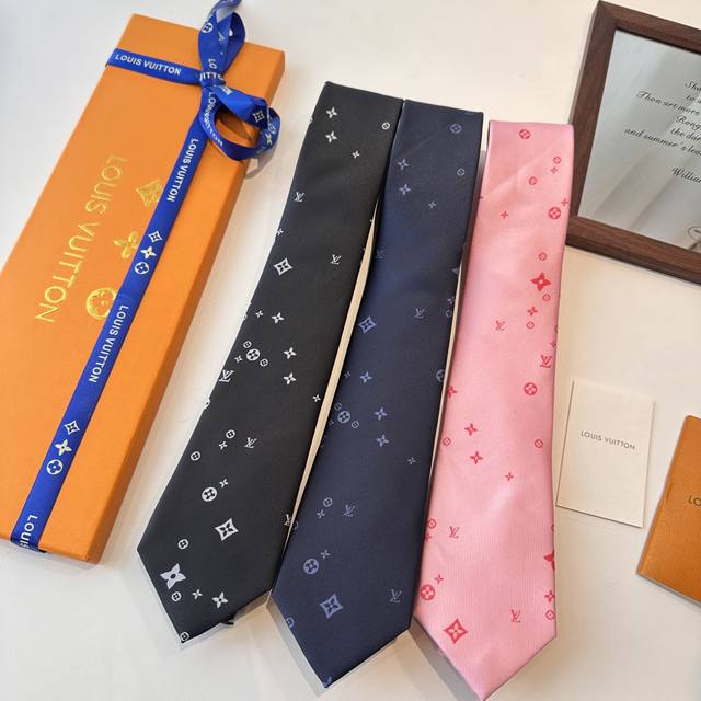 特 路易威登经典领带男士必备单品超时尚！高端品质 版型面料都达到品牌标准，，难得的好款，不挑人，上身效果大牌范儿十足 怎么穿都帅到爆 真丝面料 重磅推荐精致7公