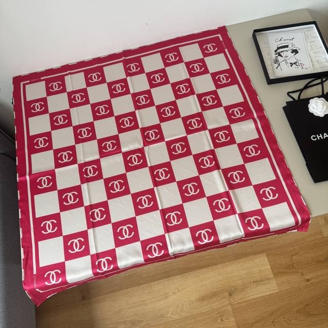 批 原单小香90Cm真丝方巾 棋盘格双c 顶级斜纹真丝材质手工卷边，轻奢感十足高端重磅斜纹真丝完全专柜品相面料追求造型，手感挺括，鲜艳饱满色彩超级养眼！好货不等