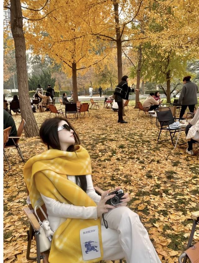 全智贤同款 低调的奢侈感极品柔美精英高手级别的时髦感围巾这款burberry羊绒羊毛混纺围巾，越看越爱，越看越时髦，越看越喜欢这种工艺和配色一看就知道不是一般的