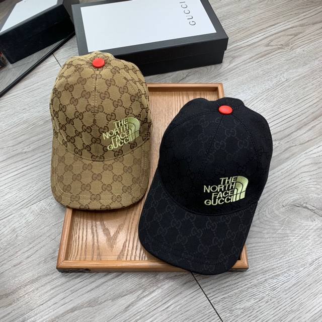 G家。G & 北面 联名包边款。 超a品质 最新款!时尚潮流,高端做工!每一个帽子都是用心之作!牛津材质!头层牛皮!配盒子、防尘袋、卡片!非一般的品质,细节也很 G家。G & 北面 联名包边款。 超a品质 最新款!时尚潮流,高端做工!每一个帽子都是用心之作!牛津材质!头层牛皮!配盒子、防尘袋、卡片!非一般的品质,细节也很