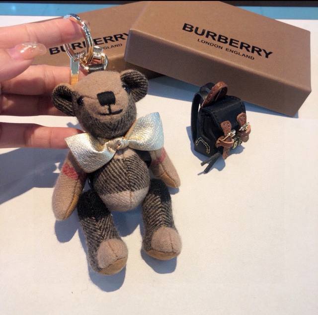 Burberry代工厂p小熊挂件治愈熊，背上泰迪熊钥匙扣挂件 温柔到心里 准备已久、精致自留 ！内部填充物与专柜一致，手感真的很赞 五金扣全部采用电镀工艺，四肢