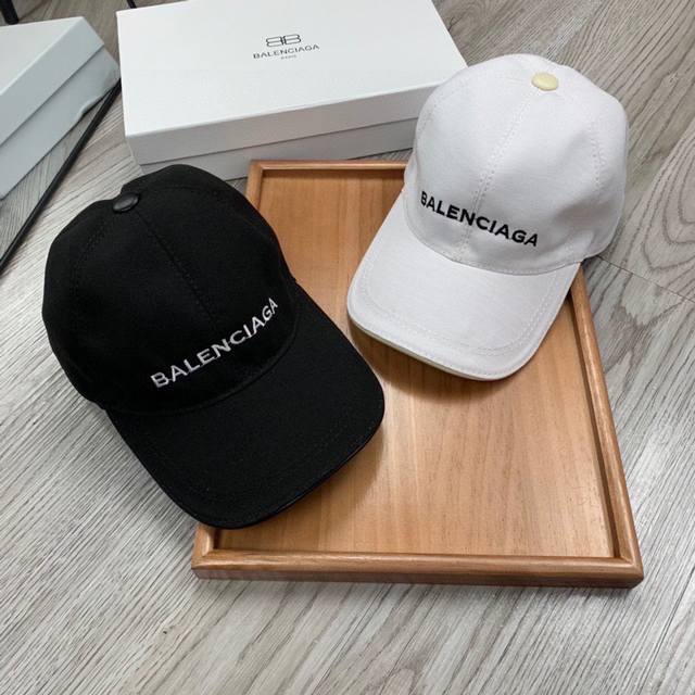Ba。巴黎世家 超a品质 最新款！时尚潮流，高端做工！每一个帽子都是用心之作！牛津材质！头层牛皮！配盒子、防尘袋、非一般的品质，细节也很重要。真皮帽钉，真皮调节
