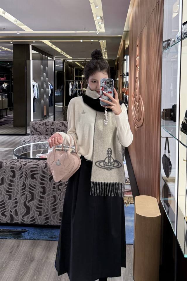 原单品质！英国朋克教母“西太后vivienne Westwood”最爱的土星从精神上，Vivenne Westwood才是最能代表英国人的时尚品牌.本季强推的一
