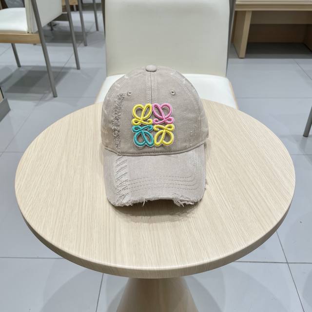 Loewe 2025 New Baseball Cap, featuring the classic Loewe logo, unisex, versatile