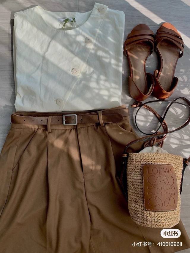 p罗意威loewe草编包 水瓶包，纯收工拉菲草包，夏日风情草编包，沙滩风情，高18Cm。宽11Cm