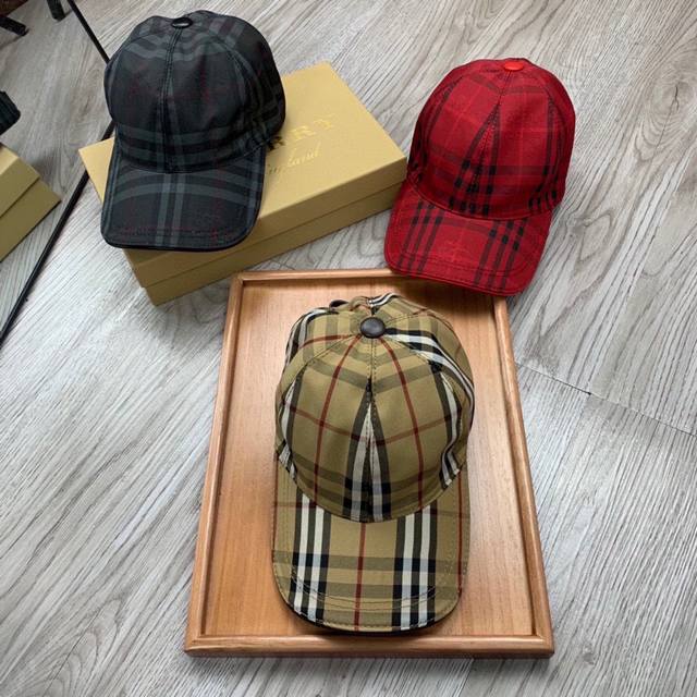 B家。格纹暗马 超a品质 最新款！时尚潮流，高端做工！每一个帽子都是用心之作！牛津材质！头层牛皮！配盒子、防尘袋、非一般的品质，细节也很重要。真皮帽钉，真皮调节