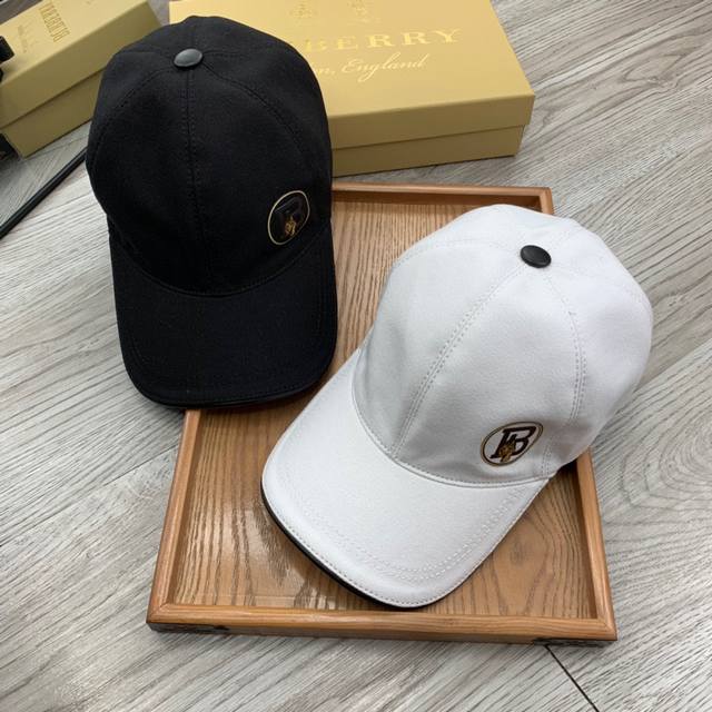 B家。烫金 超a品质 最新款！时尚潮流，高端做工！每一个帽子都是用心之作！牛津材质！头层牛皮！配盒子、防尘袋、非一般的品质，细节也很重要。真皮帽钉，真皮调节带！
